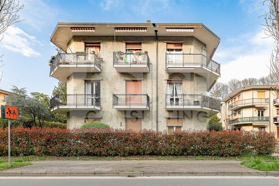 Ampio trilocale con doppi servizi, 3 balconi e cantina – possibilità 4 locali